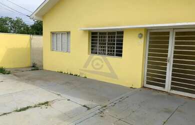 Imagem: A casa possui 4 Dormitórios, 3 Banheiros, 3 Vagas na garagem