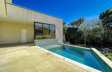 Imagem: A casa em condomínio possui 4 Dormitórios, 5 Banheiros, 4