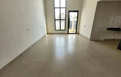 Imagem: A casa possui 3 Dormitórios, 3 Banheiros, 4 Vagas na garagem