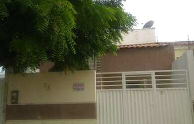 Imagem: A casa possui 3 Dormitórios, 1 Vaga na garagem, 100m² de Área