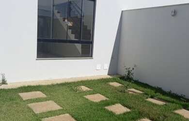 Imagem: A casa possui 2 Dormitórios, 2 Banheiros, 2 Vagas na garagem