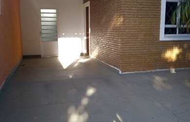 Imagem: A casa possui 3 Dormitórios, 3 Banheiros, 2 Vagas na garagem