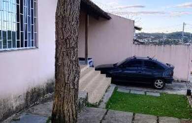 Imagem: A casa possui 3 Dormitórios, 2 Banheiros, 2 Vagas na garagem