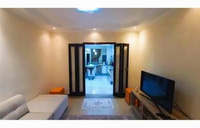 Imagem: A casa possui 3 Dormitórios, 3 Banheiros, 2 Vagas na garagem