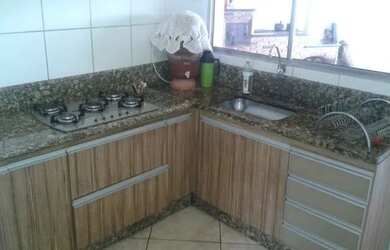 Imagem: A casa possui 3 Dormitórios, 1 Banheiro, 2 Vagas na garagem