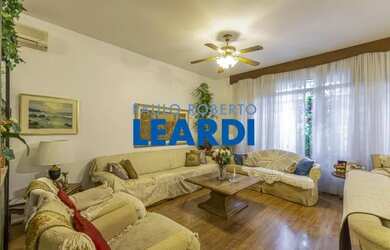 Imagem: A casa possui 3 Dormitórios, 3 Banheiros, 4 Vagas na garagem