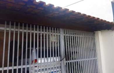 Imagem: A casa possui 2 Dormitórios, 1 Banheiro, 1 Vaga na garagem