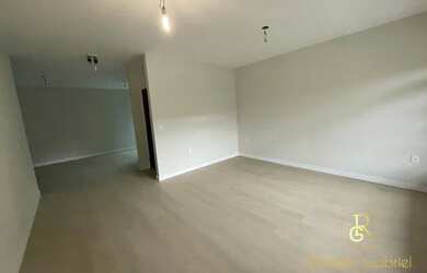 Imagem: A casa possui 2 Dormitórios, 2 Banheiros, 2 Vagas na garagem