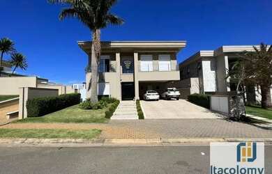 Imagem: A casa em condomínio possui 4 Dormitórios, 5 Banheiros, 2