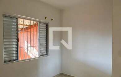 Imagem: A casa possui 1 Dormitório, 1 Banheiro, 1 Vaga na garagem