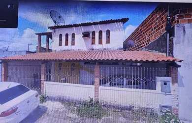 Imagem: A casa possui 3 Dormitórios, 2 Banheiros, 2 Vagas na garagem