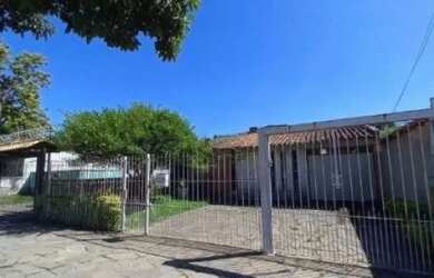 Imagem: A casa possui 4 Dormitórios, 1 Banheiro, 5 Vagas na garagem