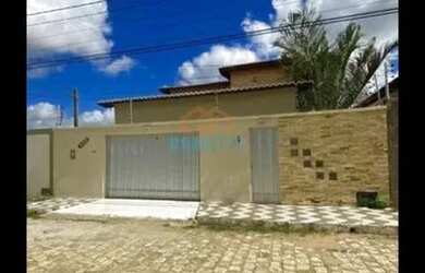 Imagem: A casa possui 2 Dormitórios e está localizado em Petrópolis