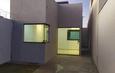 Imagem: A casa possui 2 Dormitórios, 1 Banheiro, 1 Vaga na garagem