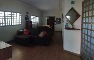 Imagem: A casa possui 3 Dormitórios, 3 Banheiros, 2 Vagas na garagem