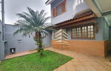 Imagem: A casa possui 3 Dormitórios, 5 Banheiros, 4 Vagas na garagem