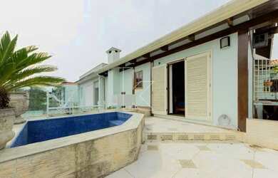 Imagem: A casa possui 4 Dormitórios, 4 Banheiros, 2 Vagas na garagem