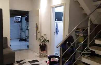 Imagem: A casa possui 3 Dormitórios, 2 Banheiros, 3 Vagas na garagem