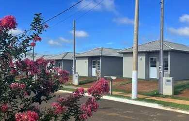 Imagem: A casa possui 2 Dormitórios, 1 Banheiro, 2 Vagas na garagem