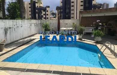 Imagem: A casa possui 4 Dormitórios, 5 Banheiros, 690m² de Área e