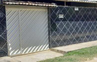 Imagem: A casa possui 3 Dormitórios, 1 Banheiro, 2 Vagas na garagem