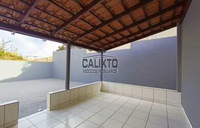 Imagem: A casa possui 3 Dormitórios, 1 Banheiro, 2 Vagas na garagem