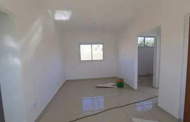 Imagem: A casa possui 3 Dormitórios, 1 Banheiro, 2 Vagas na garagem