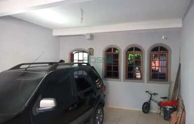 Imagem: A casa possui 3 Dormitórios, 2 Banheiros, 2 Vagas na garagem