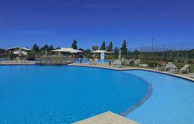 Imagem: A casa possui 3 Dormitórios, 2 Vagas na garagem e está localizado