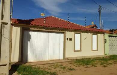 Imagem: A casa possui 2 Dormitórios, 1 Banheiro, 2 Vagas na garagem