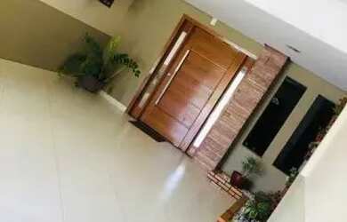 Imagem: A casa possui 3 Dormitórios, 2 Banheiros, 2 Vagas na garagem