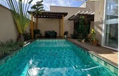 Imagem: A casa possui 3 Dormitórios, 2 Banheiros, 1 Vaga na garagem