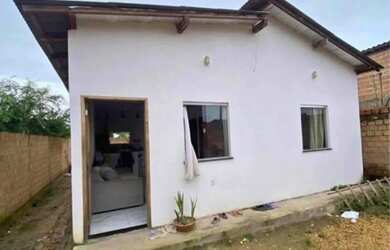 Imagem: A casa possui 3 Dormitórios, 2 Banheiros, 2 Vagas na garagem