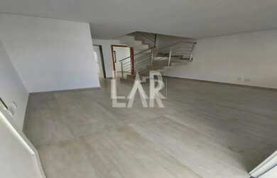 Imagem: A casa possui 3 Dormitórios, 3 Banheiros, 2 Vagas na garagem