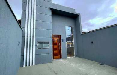 Imagem: A casa possui 3 Dormitórios, 3 Banheiros, 2 Vagas na garagem