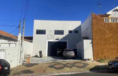 Imagem: O depósito possui 3 Vagas na garagem, 247m² de Área e está