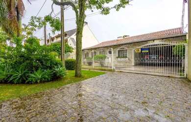 Imagem: A casa possui 4 Dormitórios, 4 Banheiros, 4 Vagas na garagem