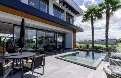 Imagem: A casa em condomínio possui 5 Dormitórios, 5 Banheiros, 2