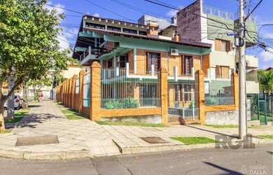 Imagem: A casa possui 3 Dormitórios, 5 Banheiros, 5 Vagas na garagem