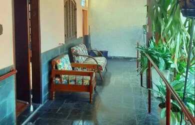 Imagem: A casa possui 3 Dormitórios, 2 Banheiros, 3 Vagas na garagem