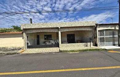 Imagem: A casa possui 3 Dormitórios, 2 Banheiros, 2 Vagas na garagem