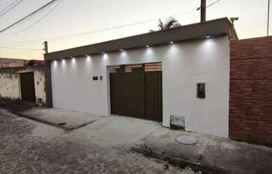 Imagem: A casa possui 2 Dormitórios, 1 Banheiro, 2 Vagas na garagem