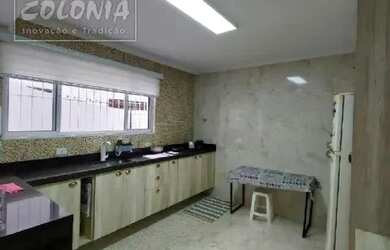 Imagem: A casa possui 3 Dormitórios, 2 Banheiros, 2 Vagas na garagem