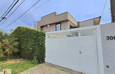 Imagem: A casa possui 3 Dormitórios, 3 Banheiros, 2 Vagas na garagem