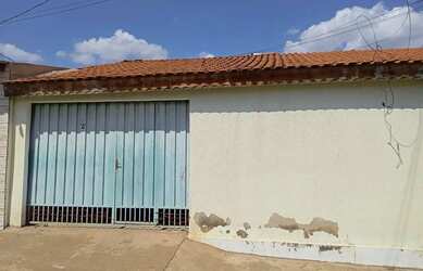 Imagem: A casa possui 3 Dormitórios, 2 Banheiros, 2 Vagas na garagem