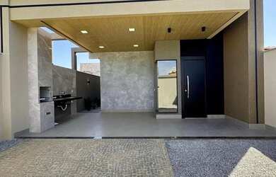 Imagem: A casa possui 3 Dormitórios, 3 Banheiros, 2 Vagas na garagem