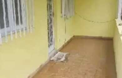 Imagem: A casa possui 1 Dormitório, 1 Banheiro e 2 Vagas na garagem