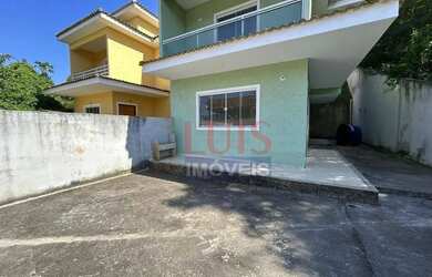 Imagem: A casa possui 3 Dormitórios, 2 Banheiros, 2 Vagas na garagem