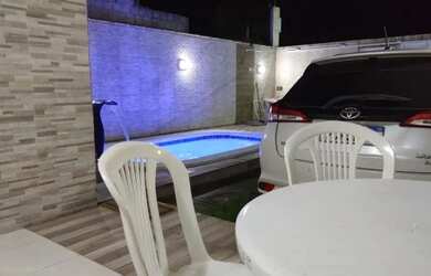 Imagem: A casa possui 3 Dormitórios, Acomodam 9 pessoas, 2 Vagas na