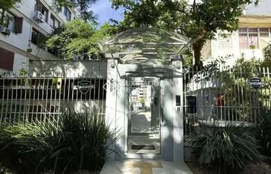 Imagem: O apartamento possui 2 Dormitórios, 1 Banheiro, 1 Vaga na garagem